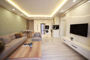 King Suite | Desk, laptop workspace, iron/ironing board, bed sheets