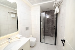 Rom – junior, byutsikt | Bad | Miljøvennlige toalettsaker, hårføner, tøfler og håndklær