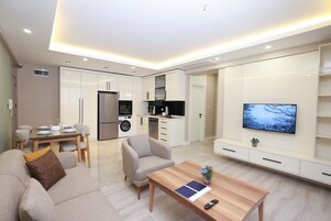 Una sala de estar moderna con un sofá, una mesa de centro y un televisor.