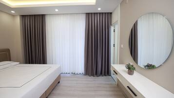 Suite ejecutiva, vistas a la ciudad | Escritorio y espacio para trabajar con un portátil