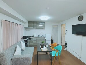 Premium bedding, desk, laptop workspace, blackout curtains - WZNET UMEYASHIKI (Tokyo)