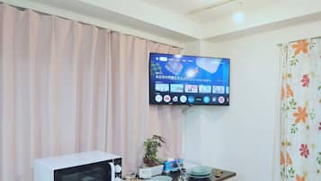 Business Studio | Premium bedding, desk, laptop workspace, blackout drapes