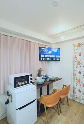 비즈니스 스튜디오 | 고급 침구, 책상, 노트북 작업 공간, 암막 커튼