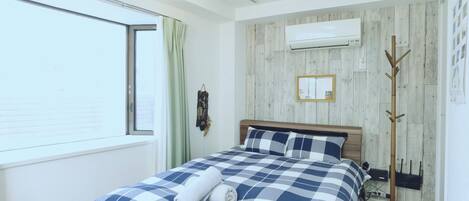 Business Studio | Premium bedding, desk, laptop workspace, blackout curtains