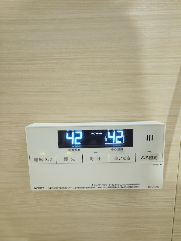 ビジネス スタジオ | 高級寝具、デスク、遮光カーテン、アイロン / アイロン台