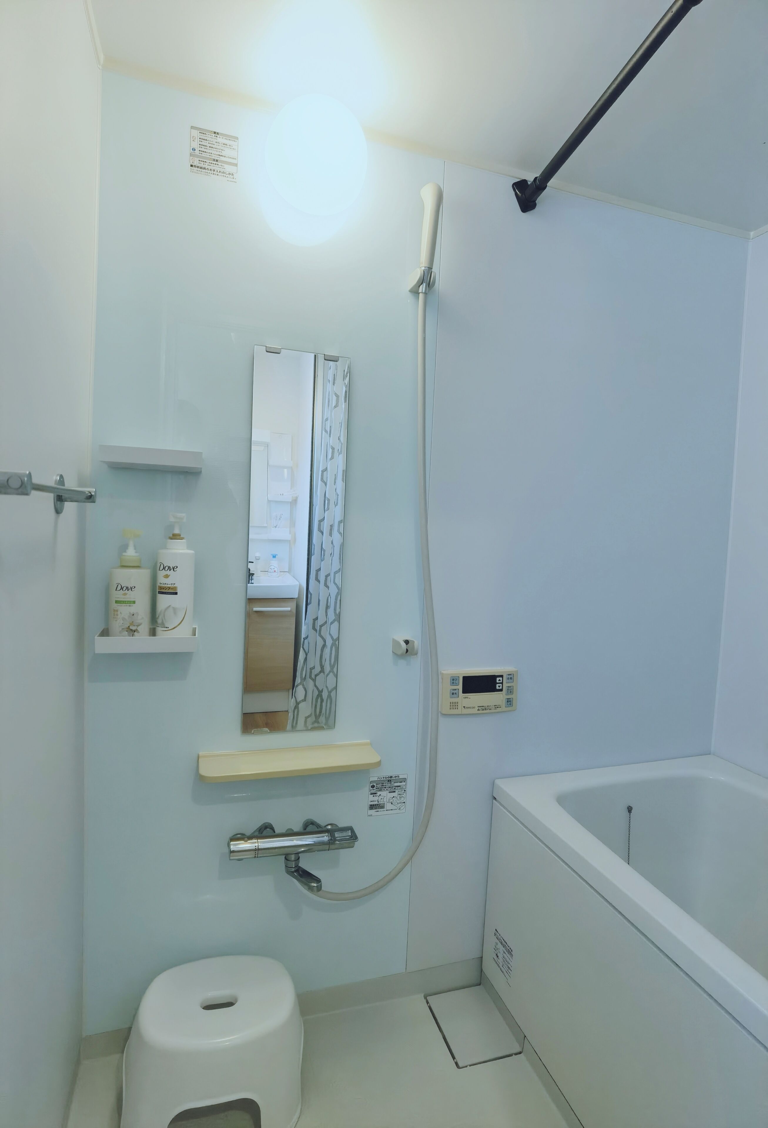 Un baño con ducha, inodoro y bañera.