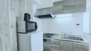 Eine moderne Küche mit Mikrowelle, Herd und Spüle.