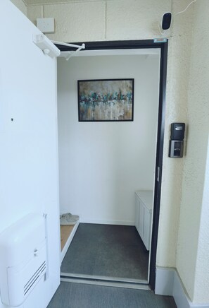 商务开间 | 高档床上用品、办公桌、笔记本电脑工作区、遮光窗帘