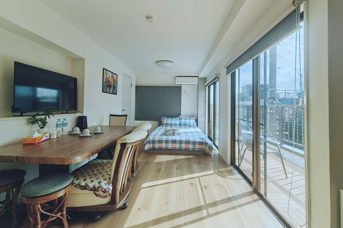 1 bedroom, premium bedding, desk, laptop workspace