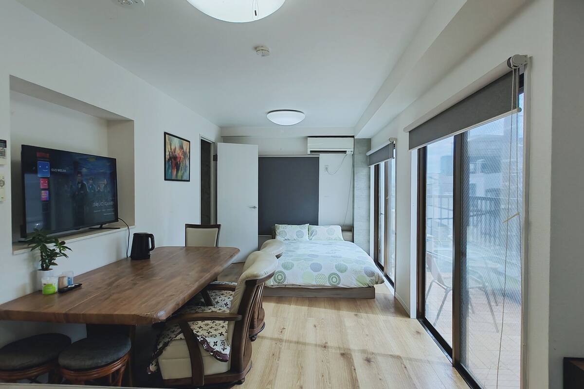 Apartamento família, 2 camas de casal | Área de estar | Smart TV