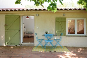 Outdoor dining - Outbuilding of a mas provençal (Solliès-Pont)