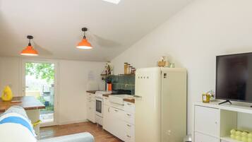 Fridge, oven, stovetop, coffee/tea maker