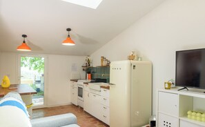 Fridge, oven, stovetop, coffee/tea maker - Outbuilding of a mas provençal (Solliès-Pont)