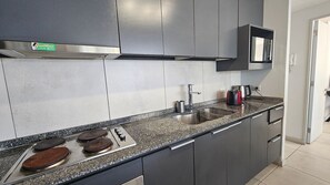 Departamento | Cocina privada | Refrigerador, microondas, horno y tetera eléctrica 