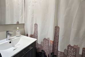 Căn hộ | Phòng tắm | Buồng tắm vòi sen, khăn tắm, giấy vệ sinh 