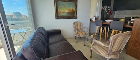 Apartment | Living area | Flat-screen TV