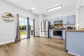 Perhetalo, 3 makuuhuonetta, takka, näköala pihalle | Yksityinen keittiö | Jääkaappi, mikroaaltouuni, uuni, liesi