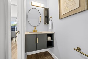 Familienhaus, 3 Schlafzimmer, Kamin, Blick auf den Innenhof | Badezimmer
