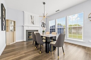 Family House, 3 Bedrooms, Fireplace, Courtyard View | In-room dining