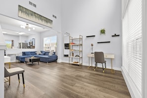 Perhetalo, 3 makuuhuonetta, takka, näköala pihalle | Olohuone | 65–tuumainen äly-TV, jossa digitaalikanavat