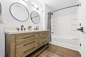Family House, 3 Bedrooms, Fireplace, Courtyard View | Bathroom | Combined shower/bathtub, free toiletries, towels, soap