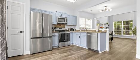 Family House, 3 Bedrooms, Fireplace, Courtyard View | Private kitchen | Fridge, microwave, oven, stovetop