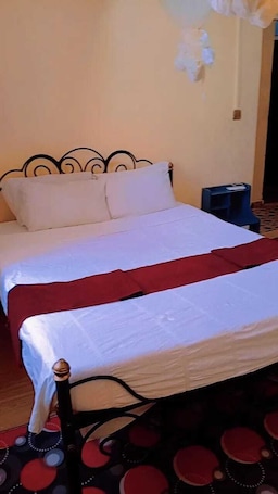 Escritorio, espacio para trabajar con laptop y wifi gratis . Clinton Hotel