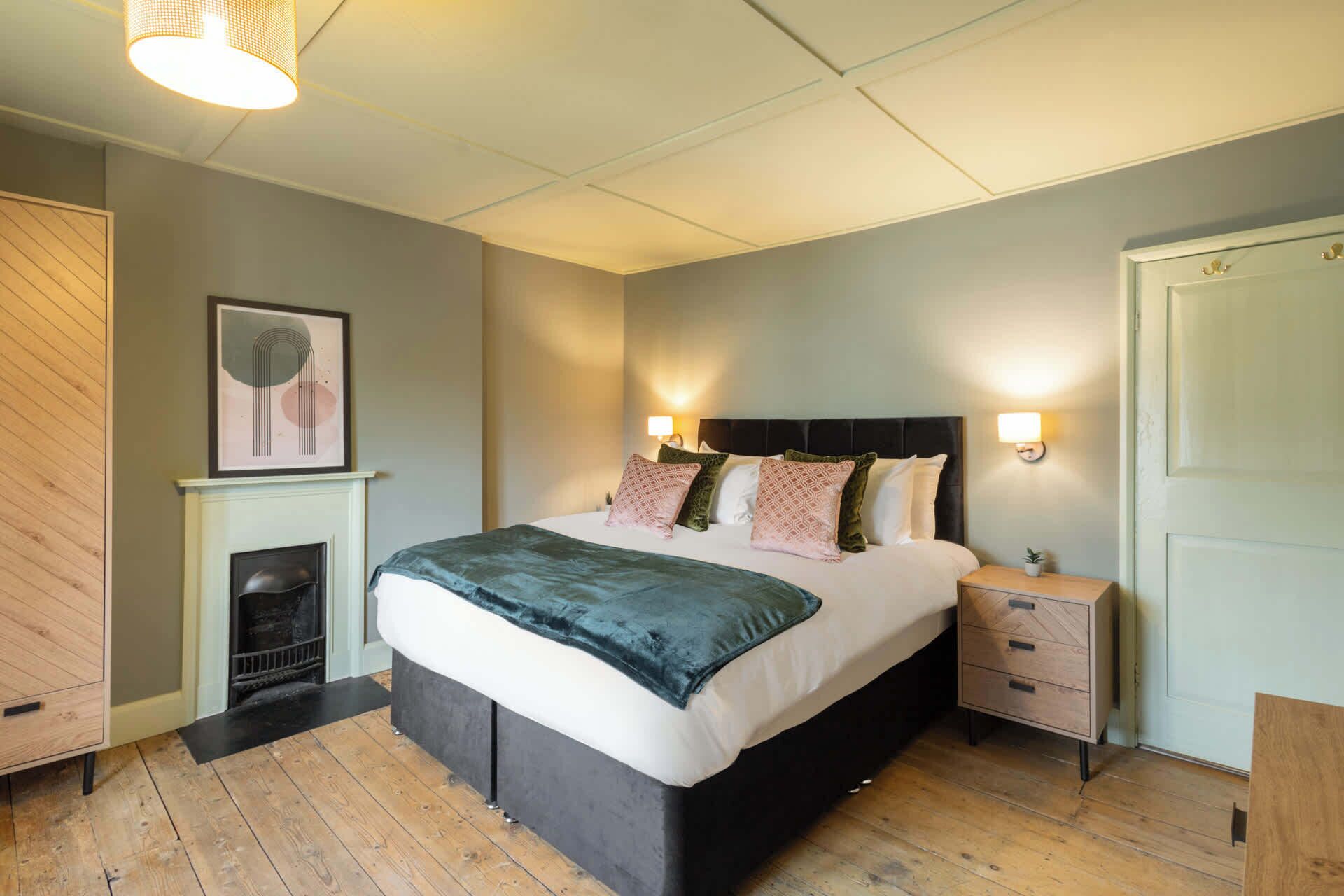 2 bedrooms, desk, iron/ironing board, WiFi