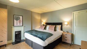 2 bedrooms, desk, iron/ironing board, WiFi