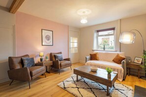 テレビ、暖炉、書斎 / ワークスペース