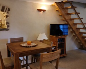 Classic House, 2 Bedrooms | Living area | 121-cm flat-screen TV with digital channels - Les Gites de la Jonte (Gatuzieres)