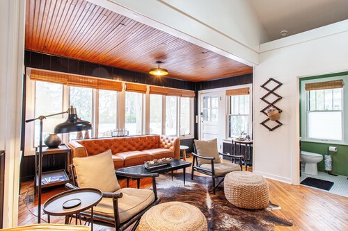 Charming Lake Cottage - 3 Bedrooms, Hot Tub, Sauna, Large Yard