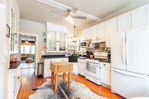 Mikrowelle, Ofen, Herdplatte, Geschirrspüler