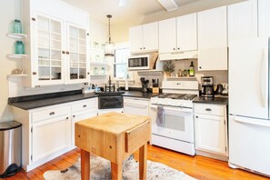 Mikrowelle, Ofen, Herdplatte, Geschirrspüler