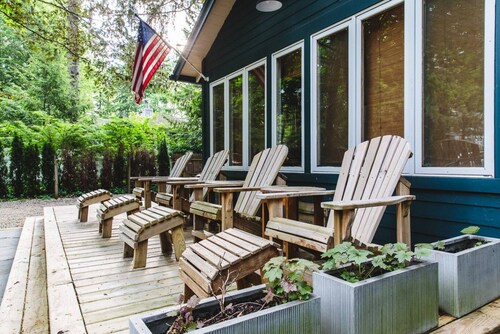 Charming Lake Cottage - 3 Bedrooms, Hot Tub, Sauna, Large Yard