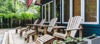 Charming Lake Cottage - 3 Bedrooms, Hot Tub, Sauna, Large Yard