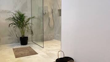 Haartrockner, Handtücher, Seife, Toilettenpapier