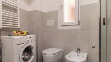 Basic Apartment | Bilik Mandi