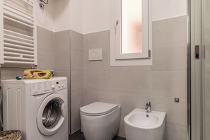 Basic Apartment | Bathroom - Grey House (Treviso)