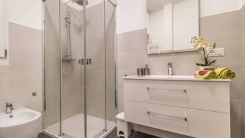 Basic Apartment | Bathroom