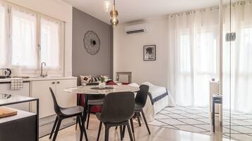 Apartemen Basic | 1 kamar tidur, setrika/meja setrika, dan Wi-Fi gratis