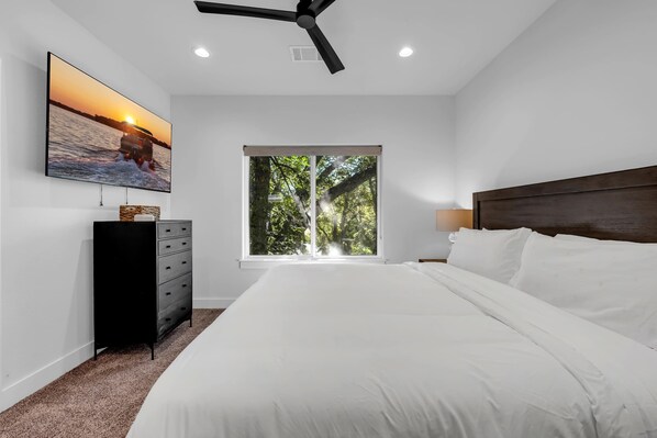 5 bedrooms, desk, iron/ironing board, travel cot