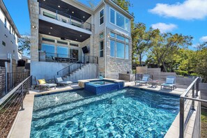 Una piscina al aire libre, una piscina climatizada