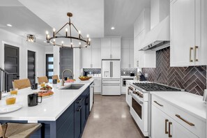 Fridge, microwave, oven, stovetop - Waterside 508 | Concierge Services (Burnet)