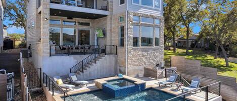 Alberca al aire libre y alberca climatizada