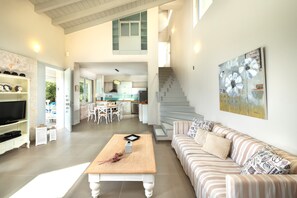 Smart-TV, peis, bordtennis og bøker