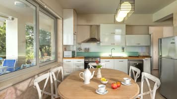 Fridge, microwave, oven, stovetop