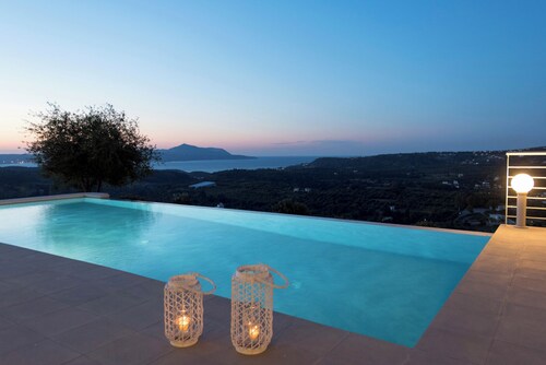 Villa Armonia, sea view, big heated pool, good privacy, 8 mins by car to beach.