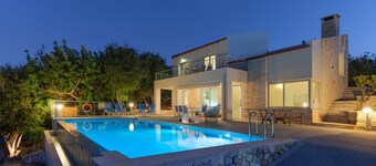 Villa Armonia, sea view, big heated pool, good privacy, 8 mins by car to beach.