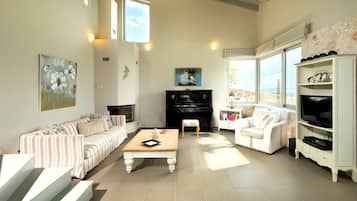 Smart TV, lareira, mesa de pingue-pongue, livros
